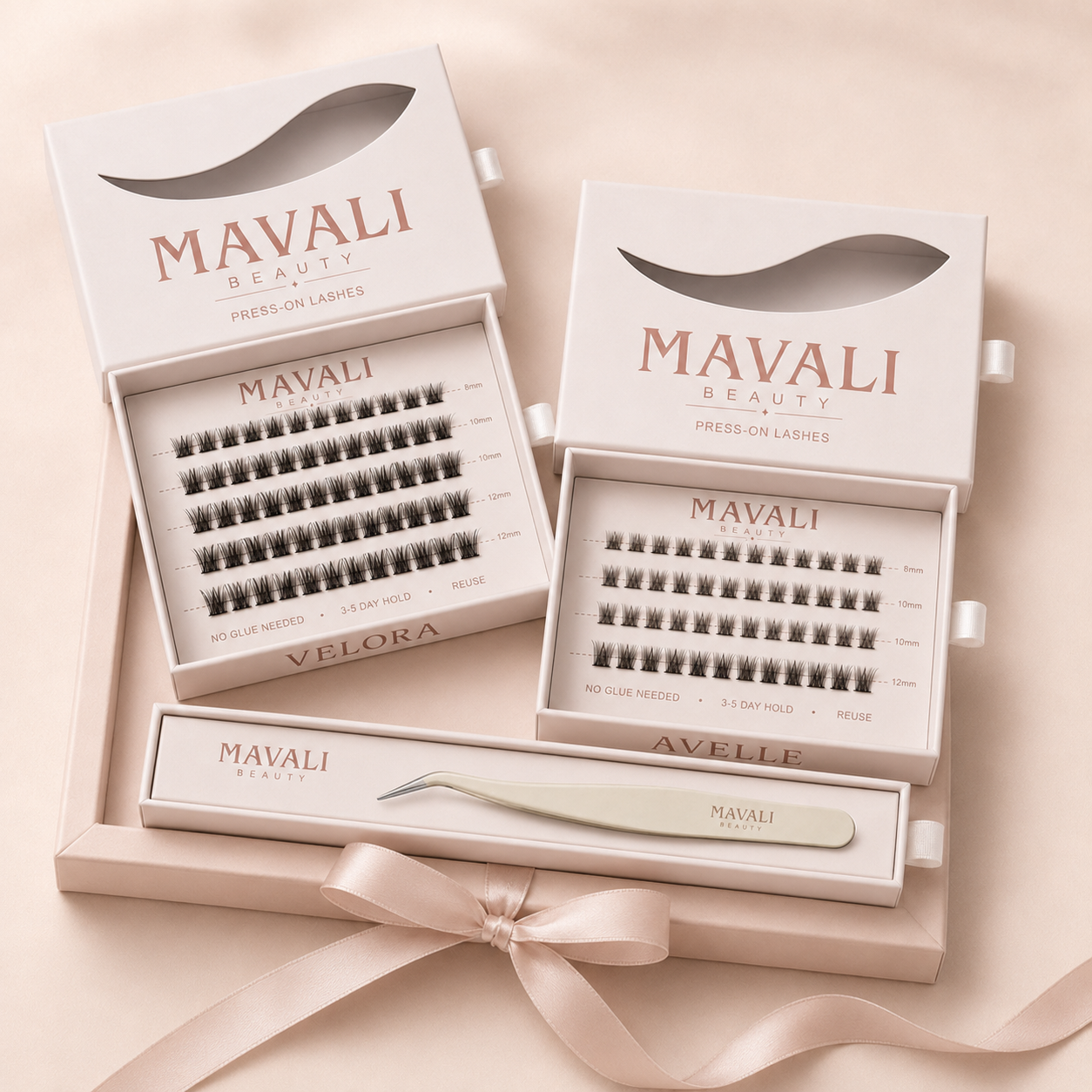 Kit Discovery MAVALI Beauty cu gene false press-on pre-adezivate Avelle și Velora, pensetă non-stick și ambalaj cadou roz.